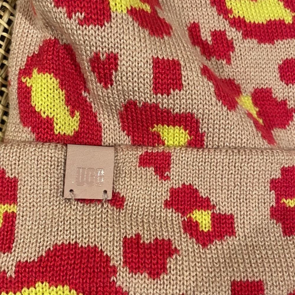 UGG Leonarra Pom Pom Beanie, NWT - Picture 9 of 9